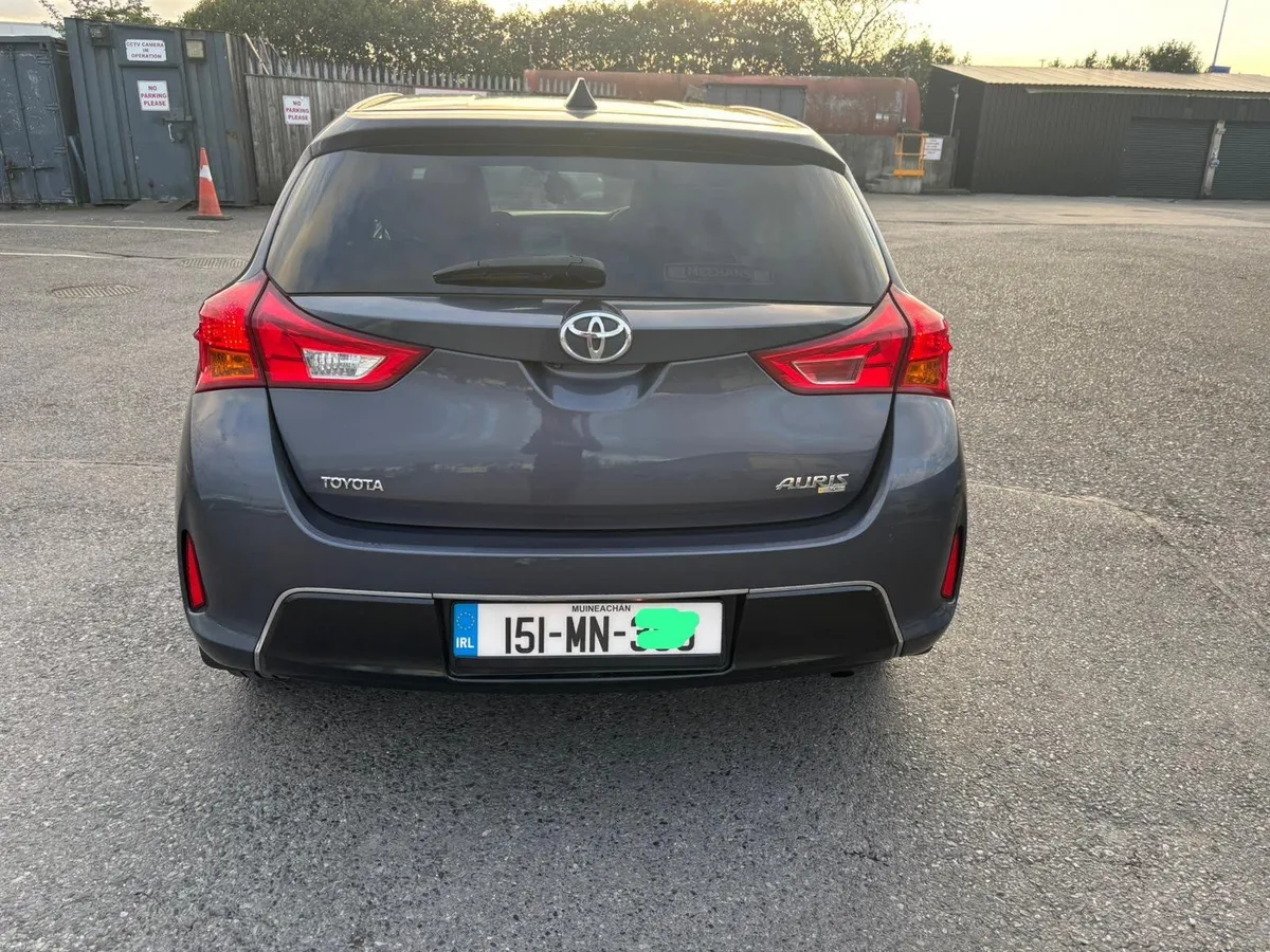 Toyota Auris 2015 - Image 2
