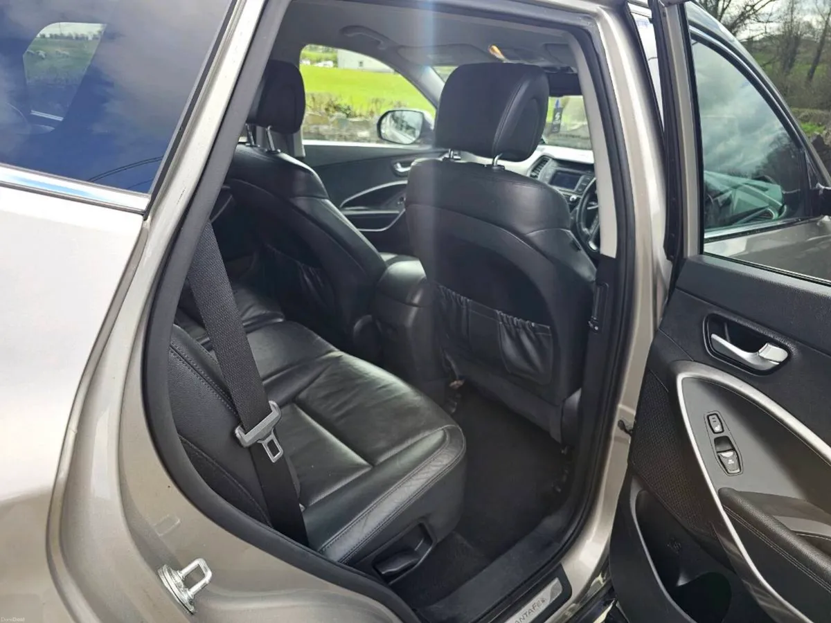 2017 Hyundai Santa Fe executive - Image 2