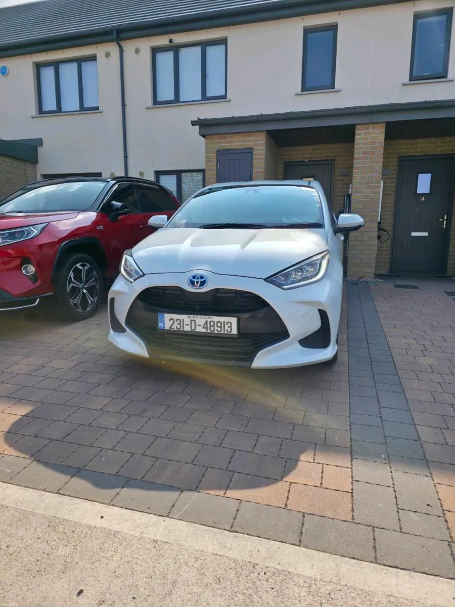 Toyota Yaris Hybrid Z, half leather seats, 360 cam - Image 2