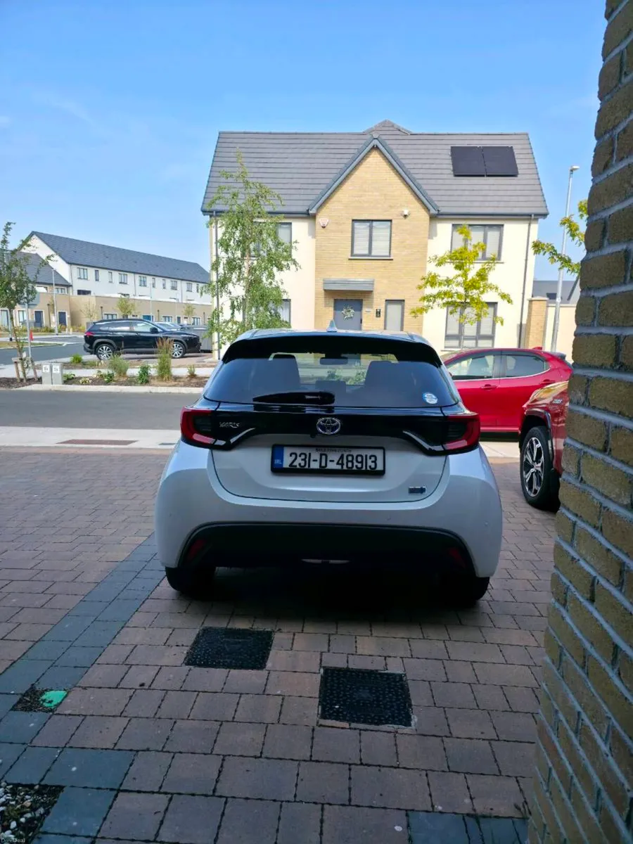Toyota Yaris Hybrid Z, half leather seats, 360 cam - Image 4