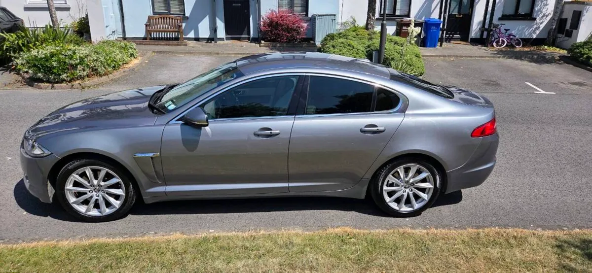 Jaguar XF 2.2D Premium Luxury Auto - Image 4