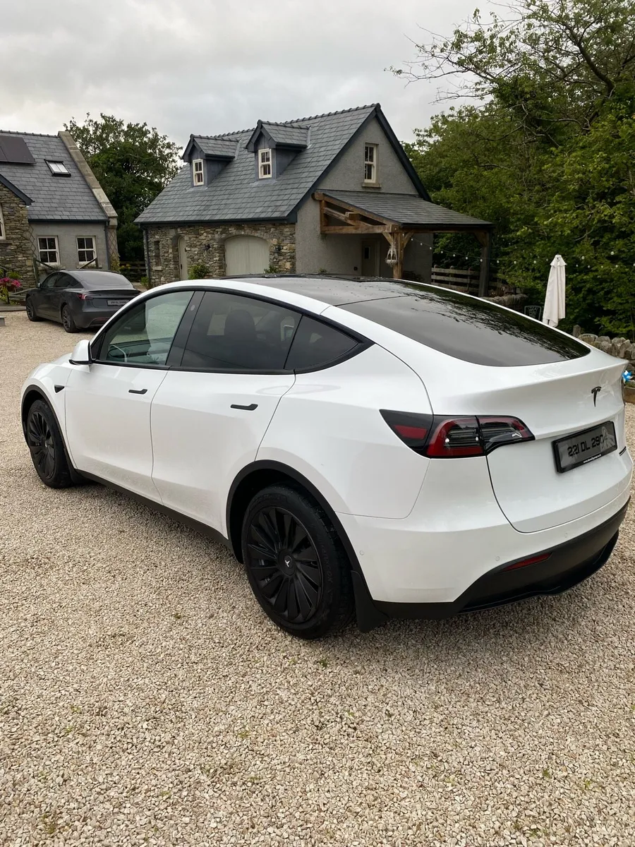 Tesla Model Y Long Range AWD - Image 3