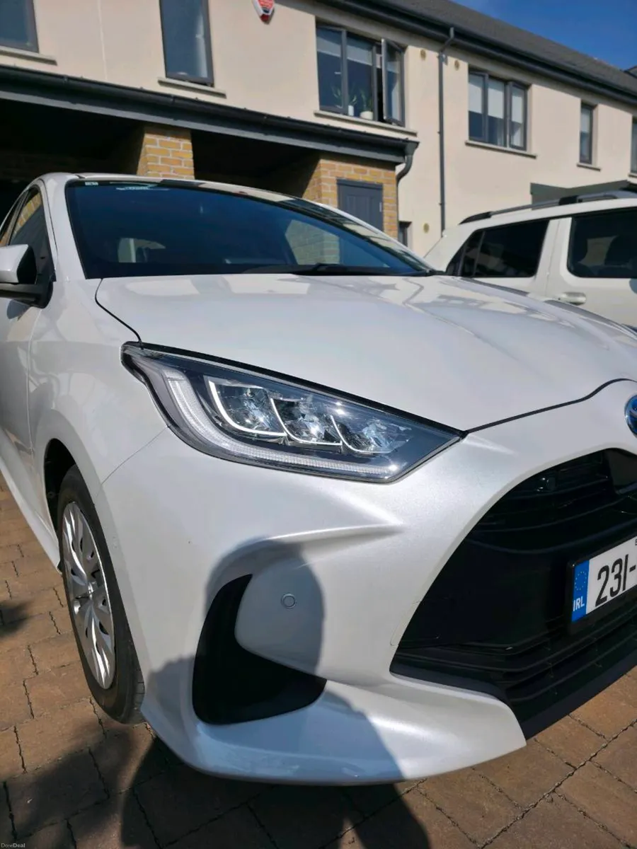 Toyota Yaris Hybrid Z, half leather seats - Image 6