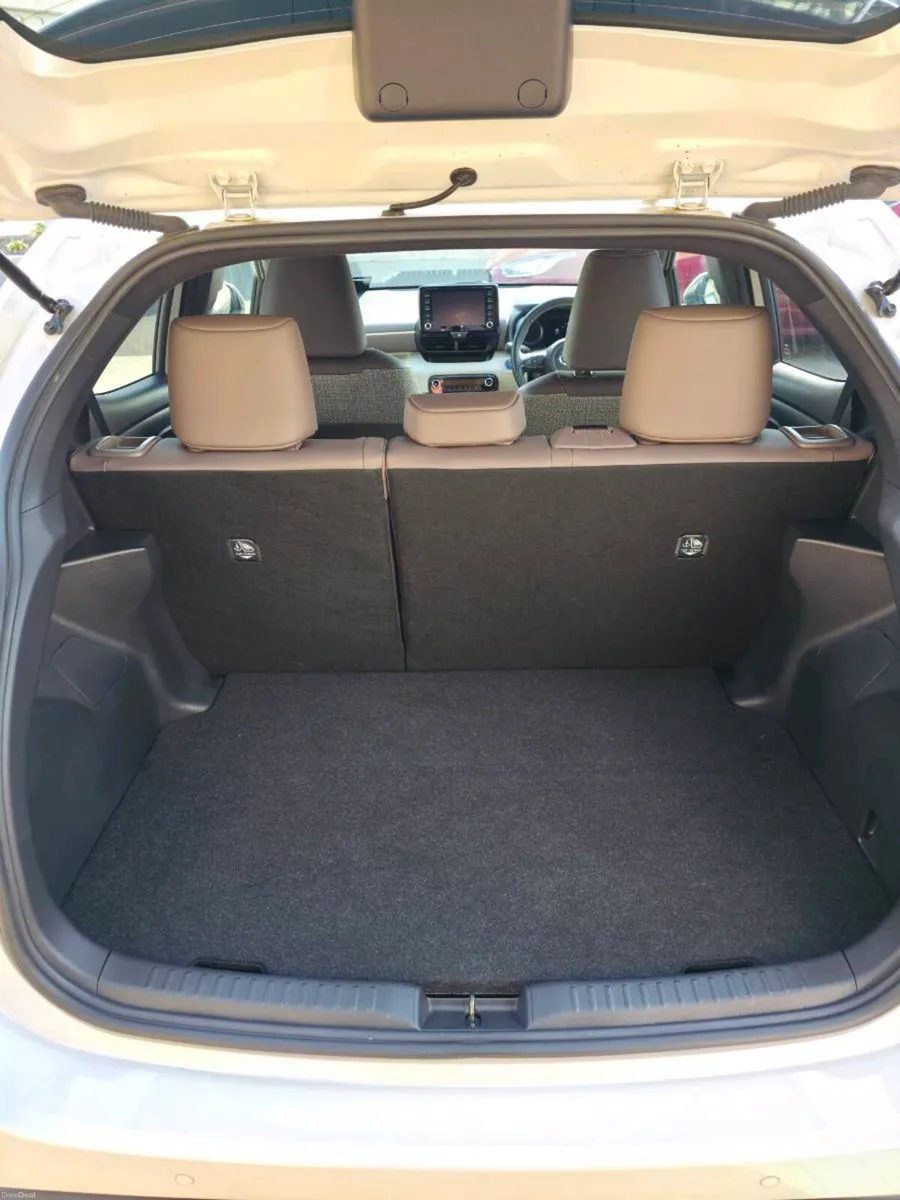 Toyota Yaris Hybrid Z, half leather seats - Image 4