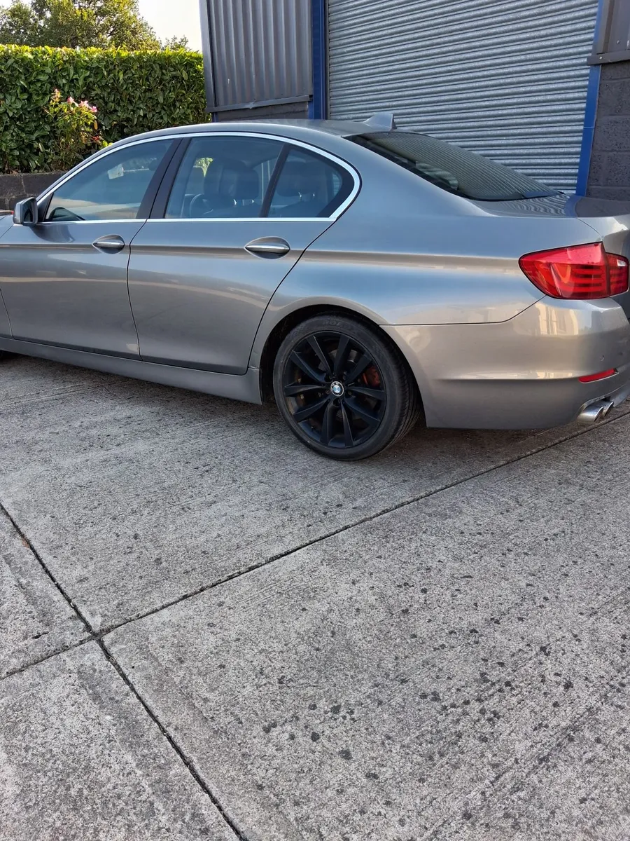 BMW 5-Series 2010 - Image 5