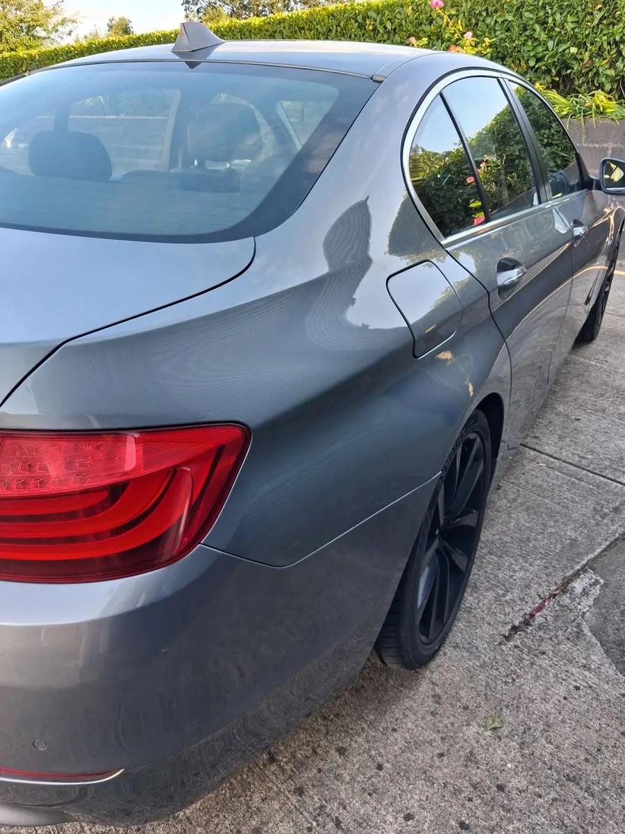 BMW 5-Series 2010 - Image 2