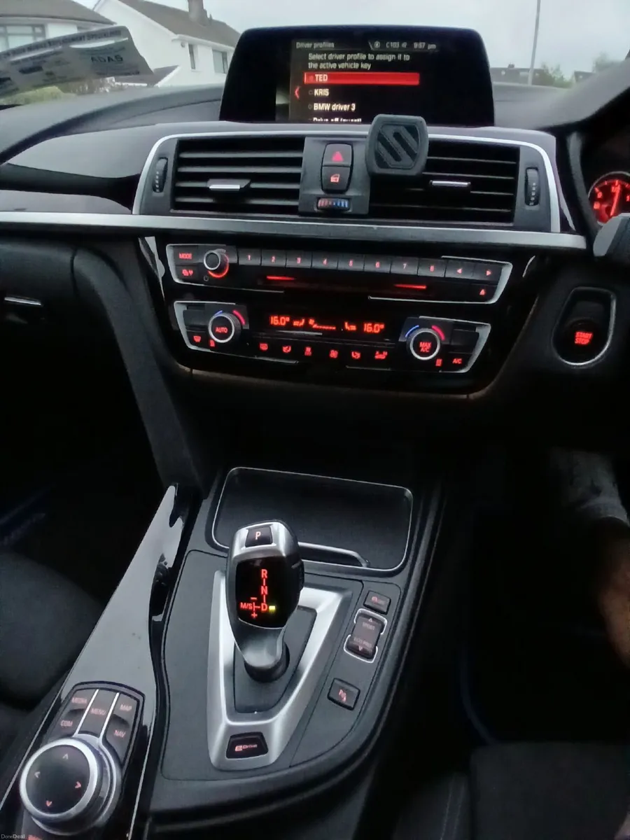 BMW 3-Series 2018 - Image 2