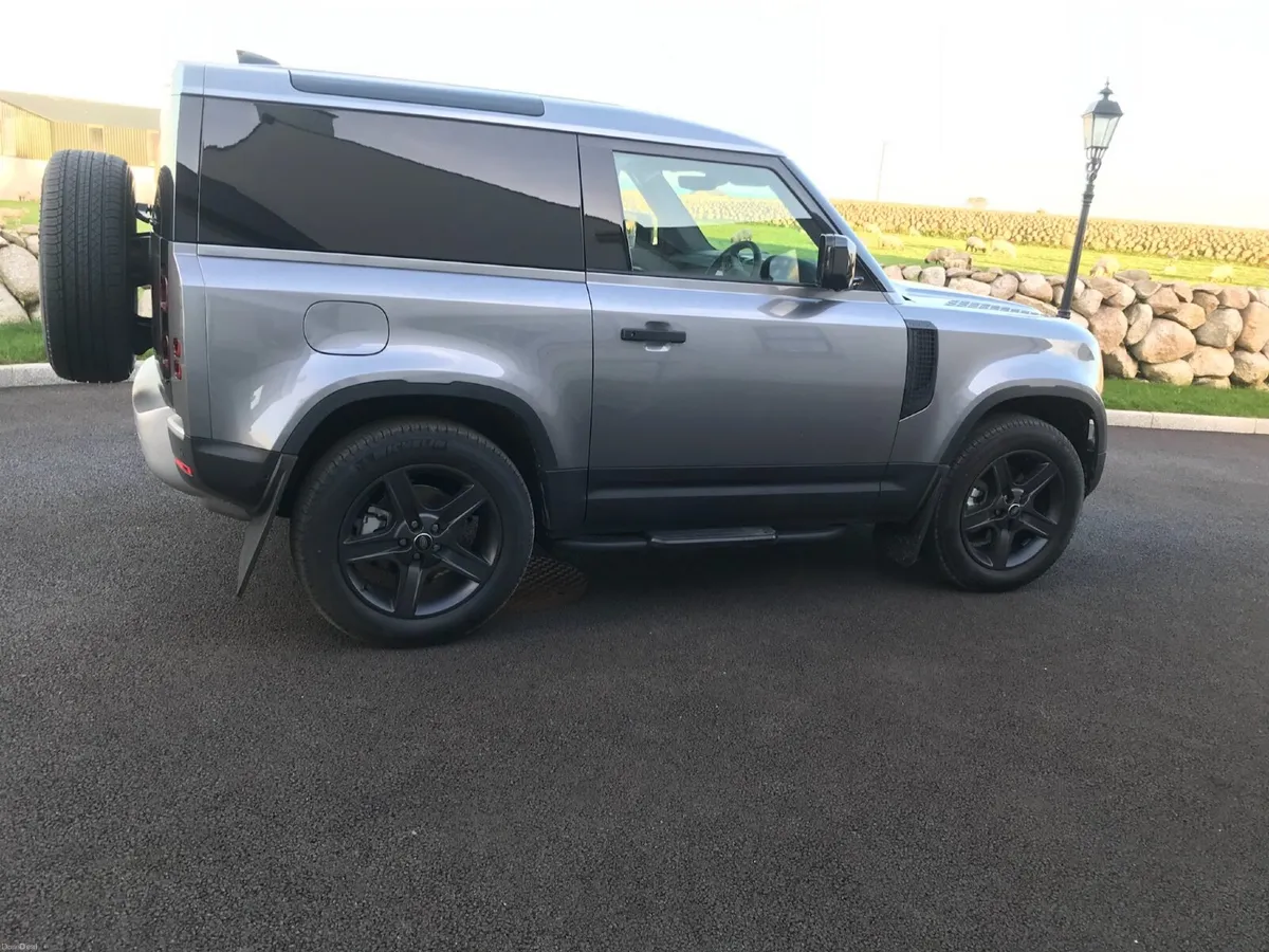 Land Rover Defender 2024 - Image 2
