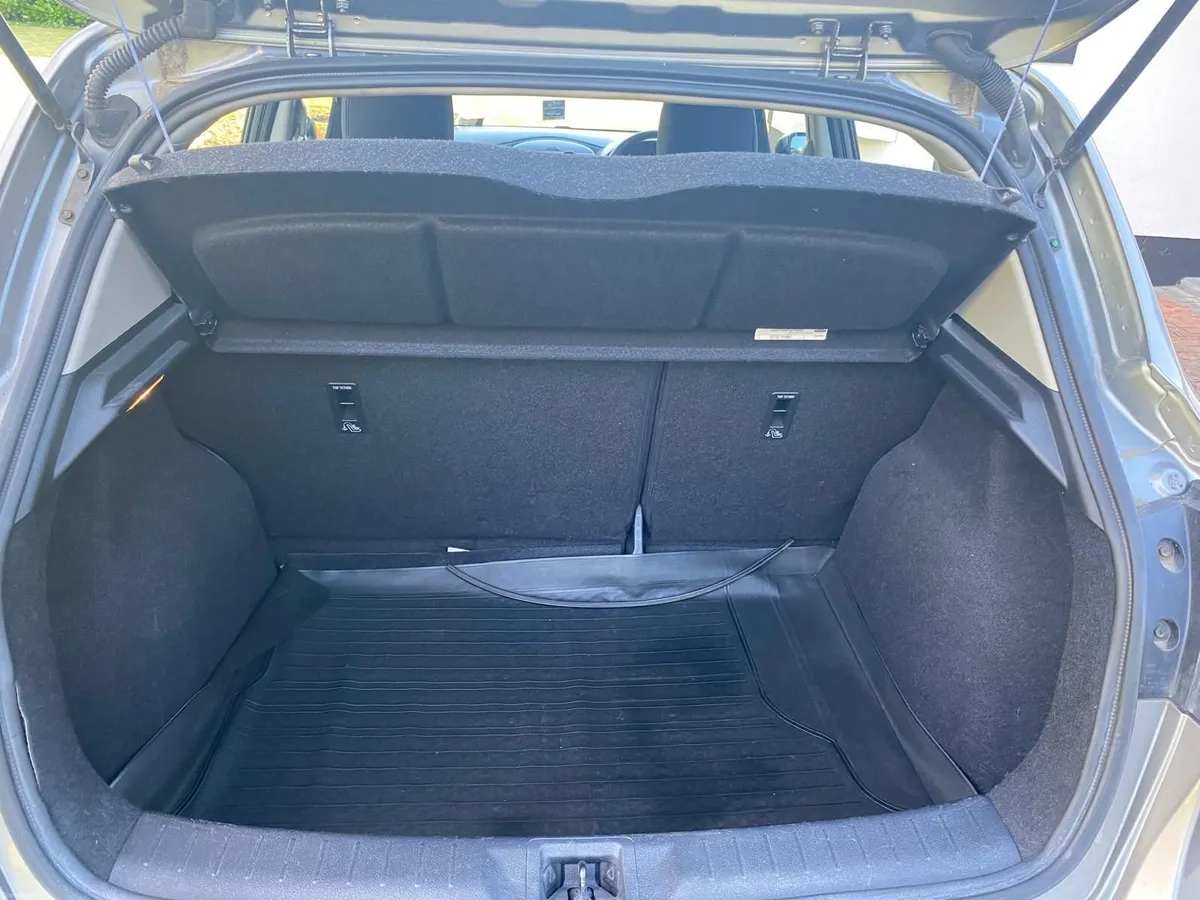 Nissan Pulsar 2016 SV CVT E6 4 door please read d - Image 6