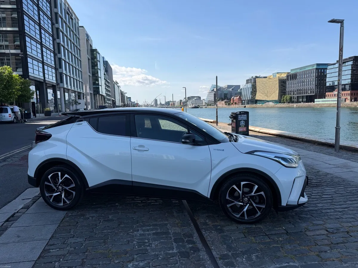 2022 Toyota C-HR Sport Bi-Tone Hybrid Auto - Image 2