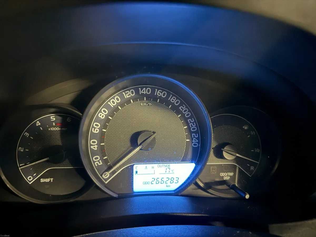 Toyota Corolla 2015 1.4L Diesel - Image 6