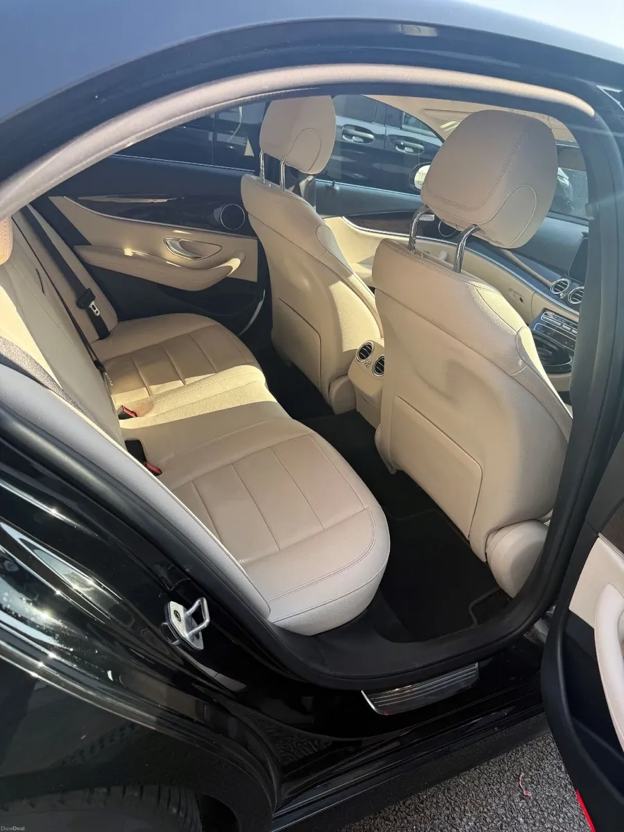 Mercedes-Benz E-Class 2022 - Image 6