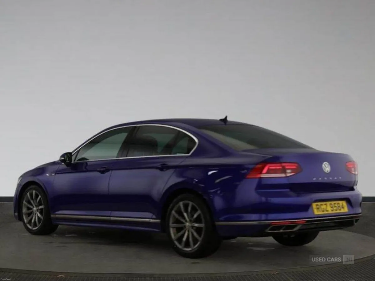 Volkswagen Passat DIESEL SALOON - Image 3