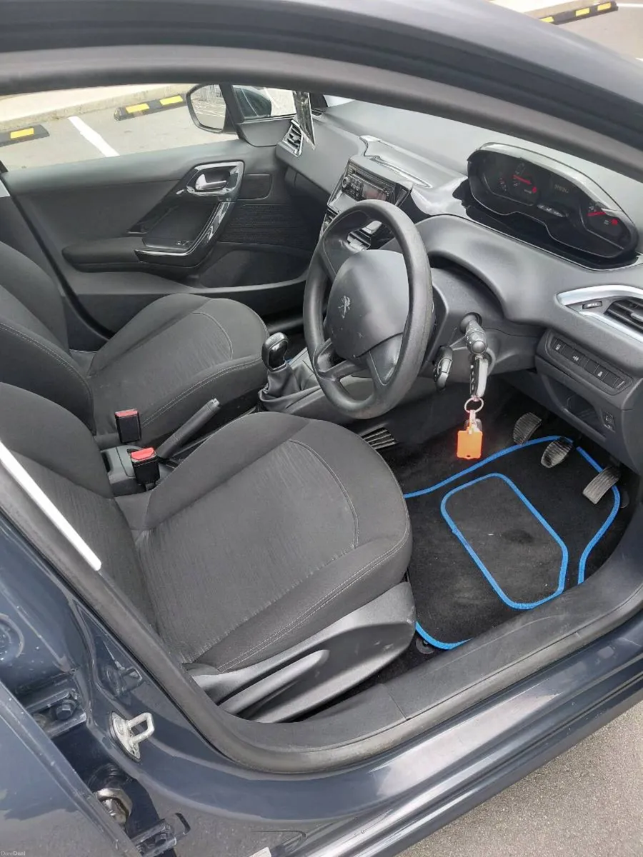 2015 peugeot 208 1.0L petrol - Image 5