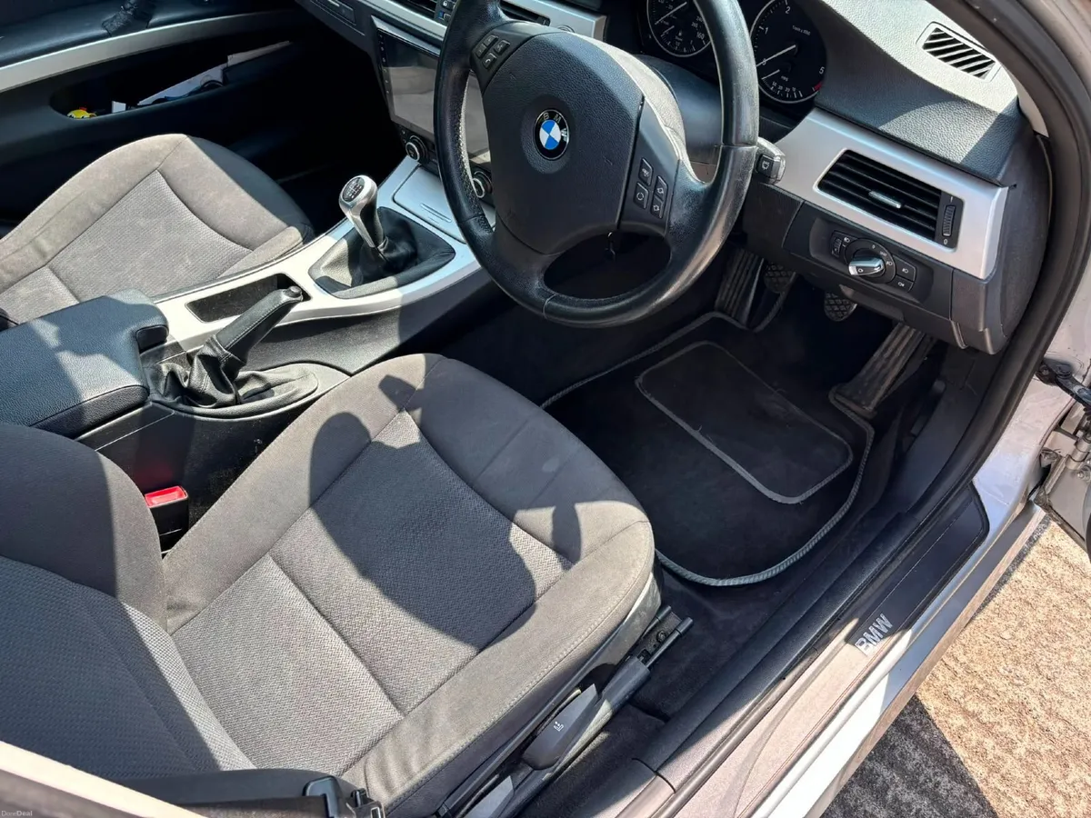 BMW 3-Series 2011 - Image 6