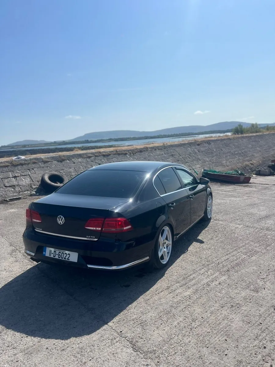 Volkswagen Passat 2011 - Image 2
