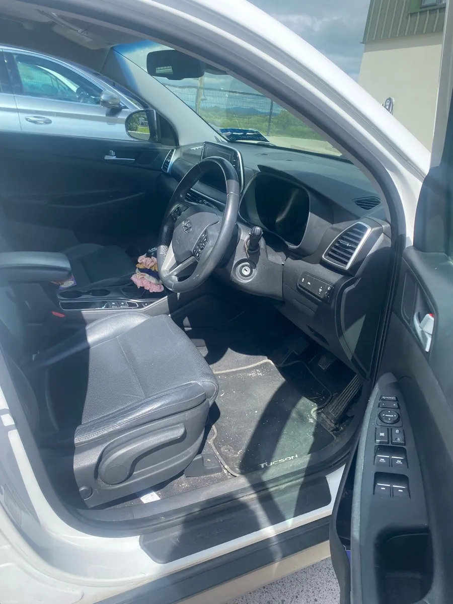 2019 White Hyundai Tucson - Image 4
