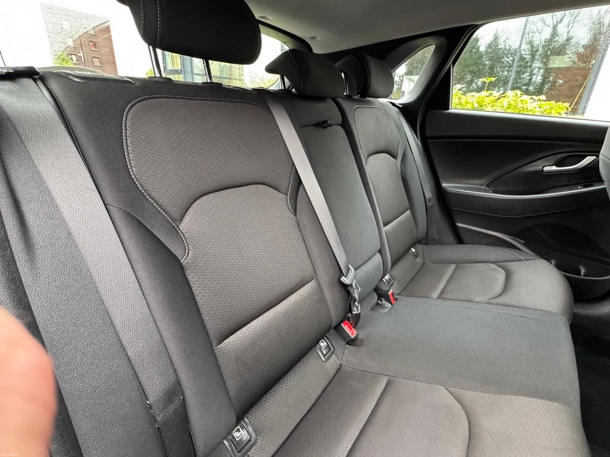 2017 Hyundai i30 1.6 SE NAV Deluxe - Image 2