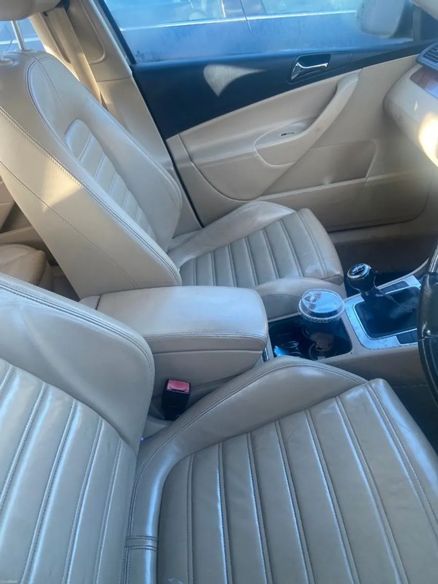 2008 Volkswagen Passat - Image 2
