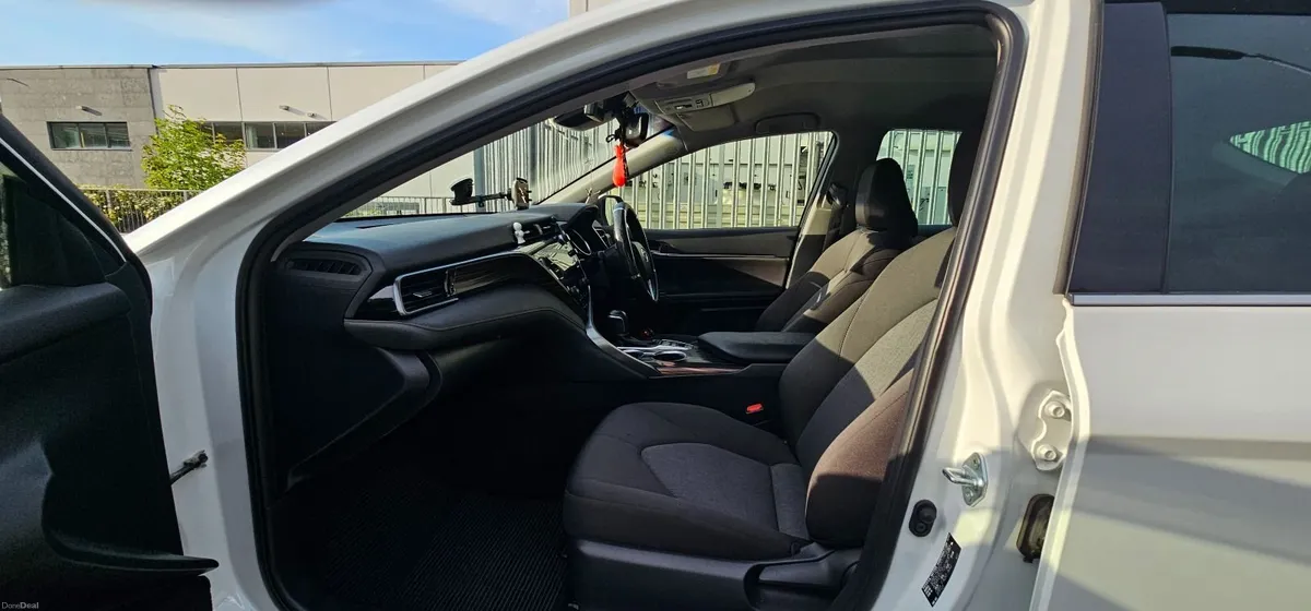 Toyota Camry 2019 - Image 2