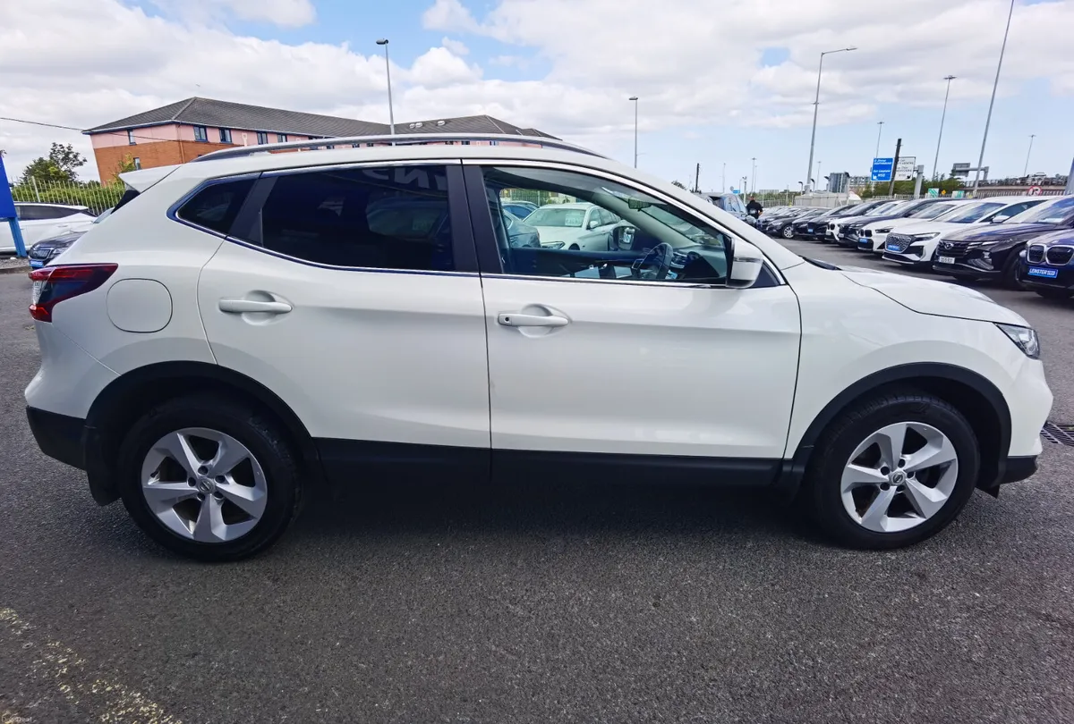 NISSAN QASHQAI 1.5 DSL SV AUTO DIESEL **PAN ROOF** - Image 4