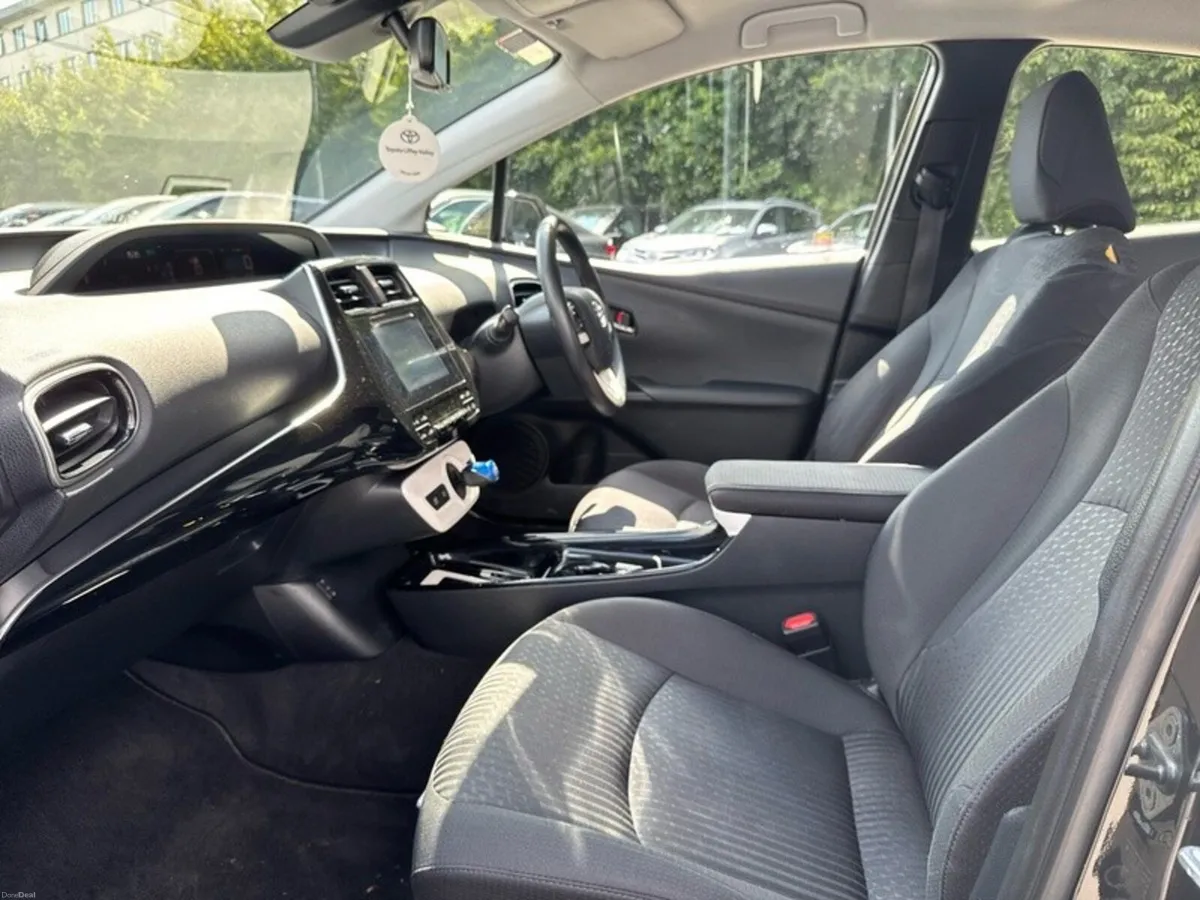 Toyota Prius PRIUS HYBRID LUXURY - Image 6