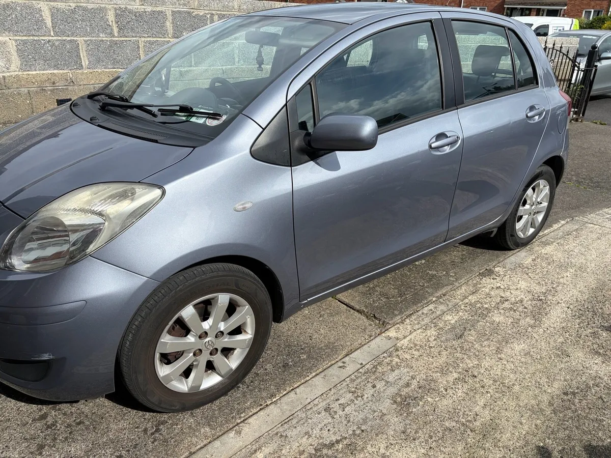 Toyota Yaris 2010 - Image 2