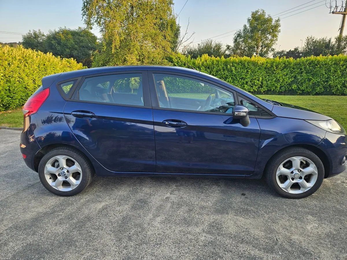 Ford Fiesta 2010 - Image 2
