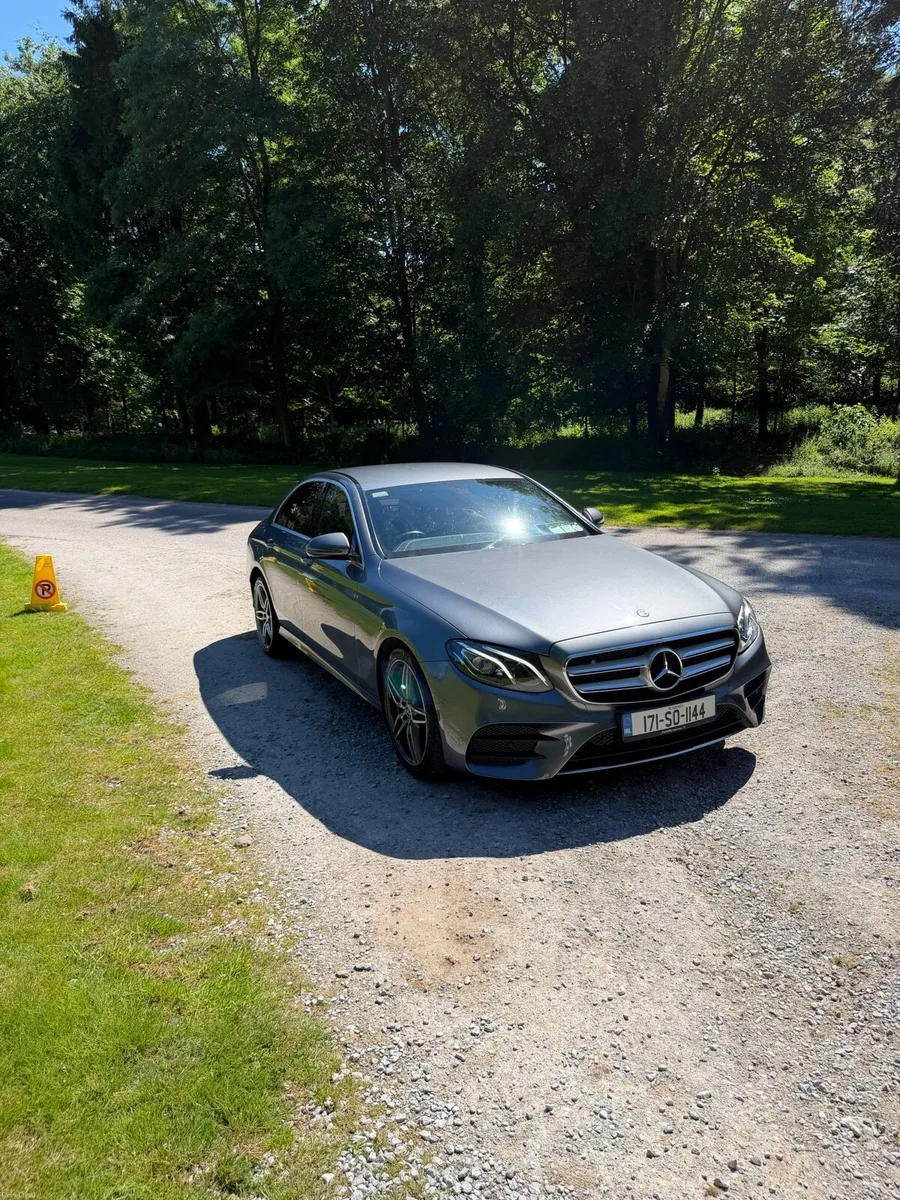 Mercedes-Benz E220  AMG LINE - Image 2