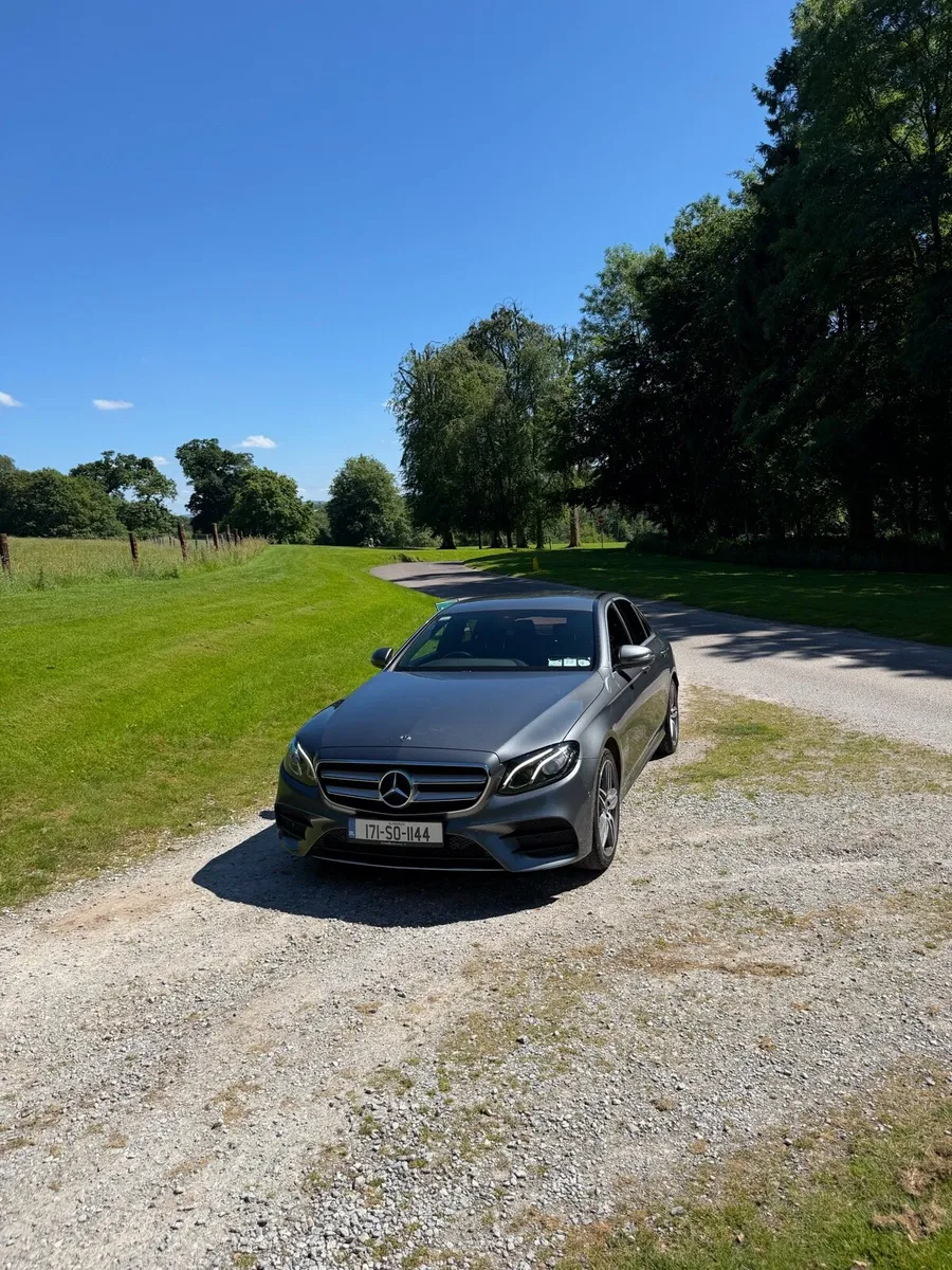 Mercedes-Benz E220  AMG LINE - Image 4