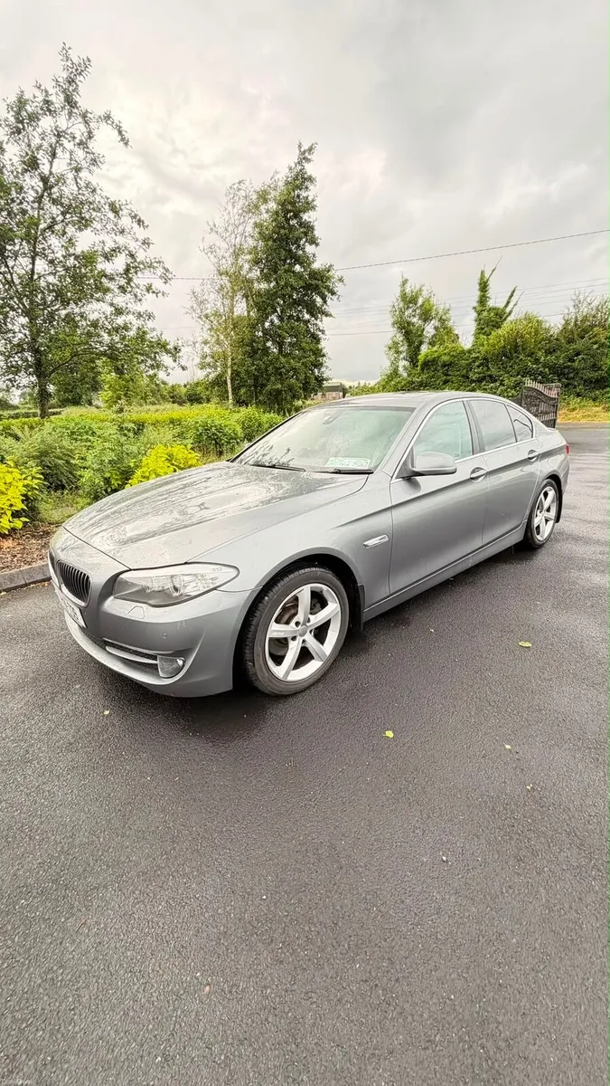 BMW 5-Series 2011 - Image 2