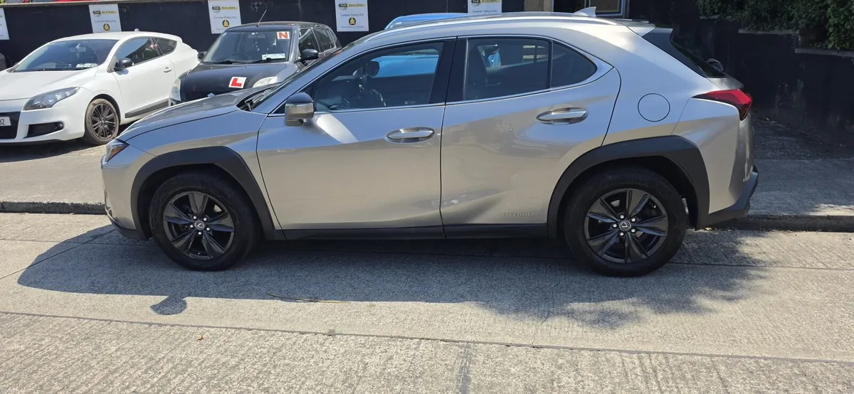 2021 LEXUS UX 2.0 hybrid. - Image 4