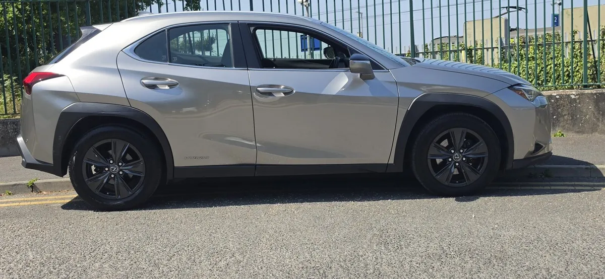 2021 LEXUS UX 2.0 hybrid. - Image 2