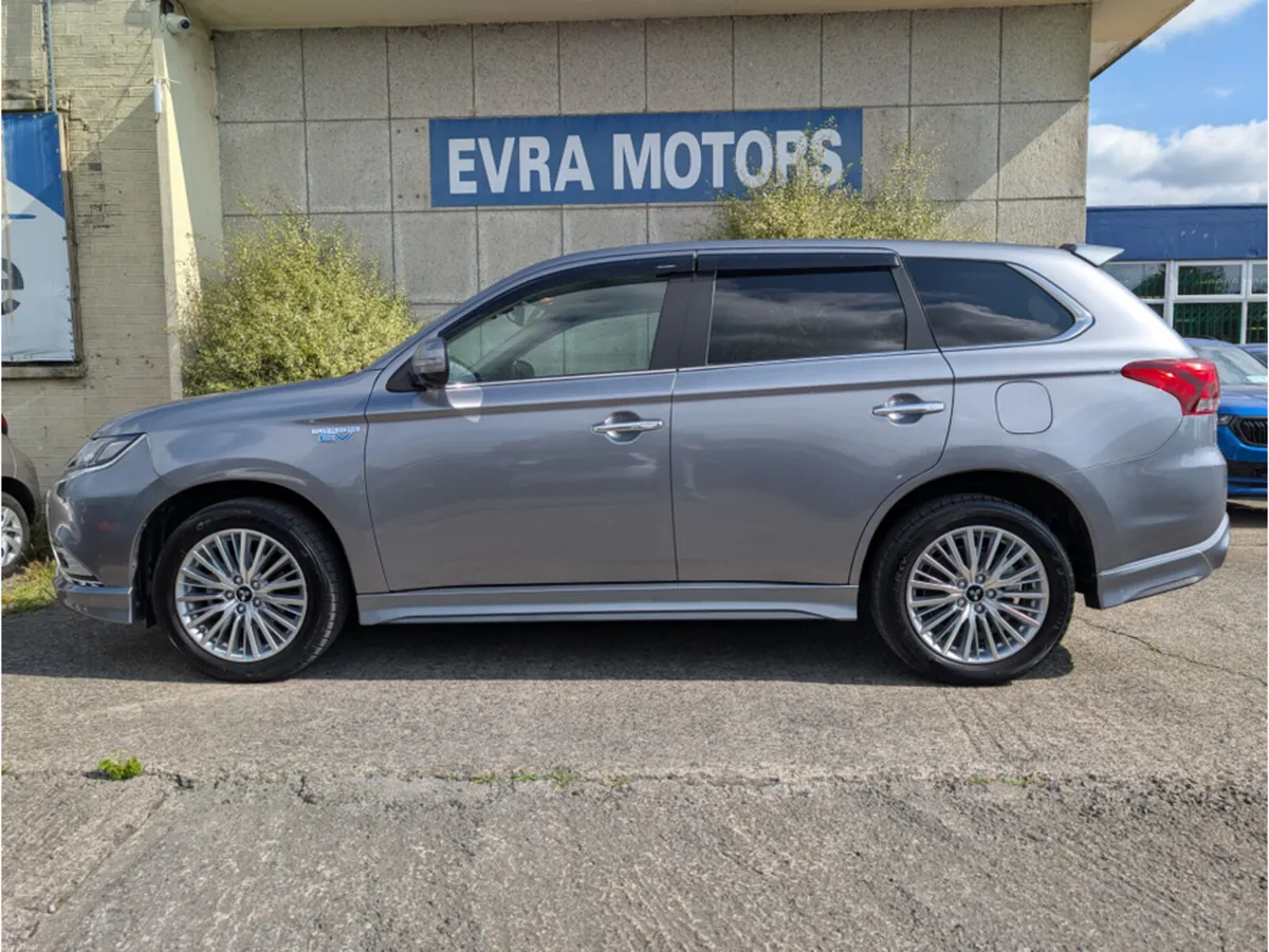 Mitsubishi Outlander PHEV G PLUS  2.4 PETROL HYBRI - Image 4
