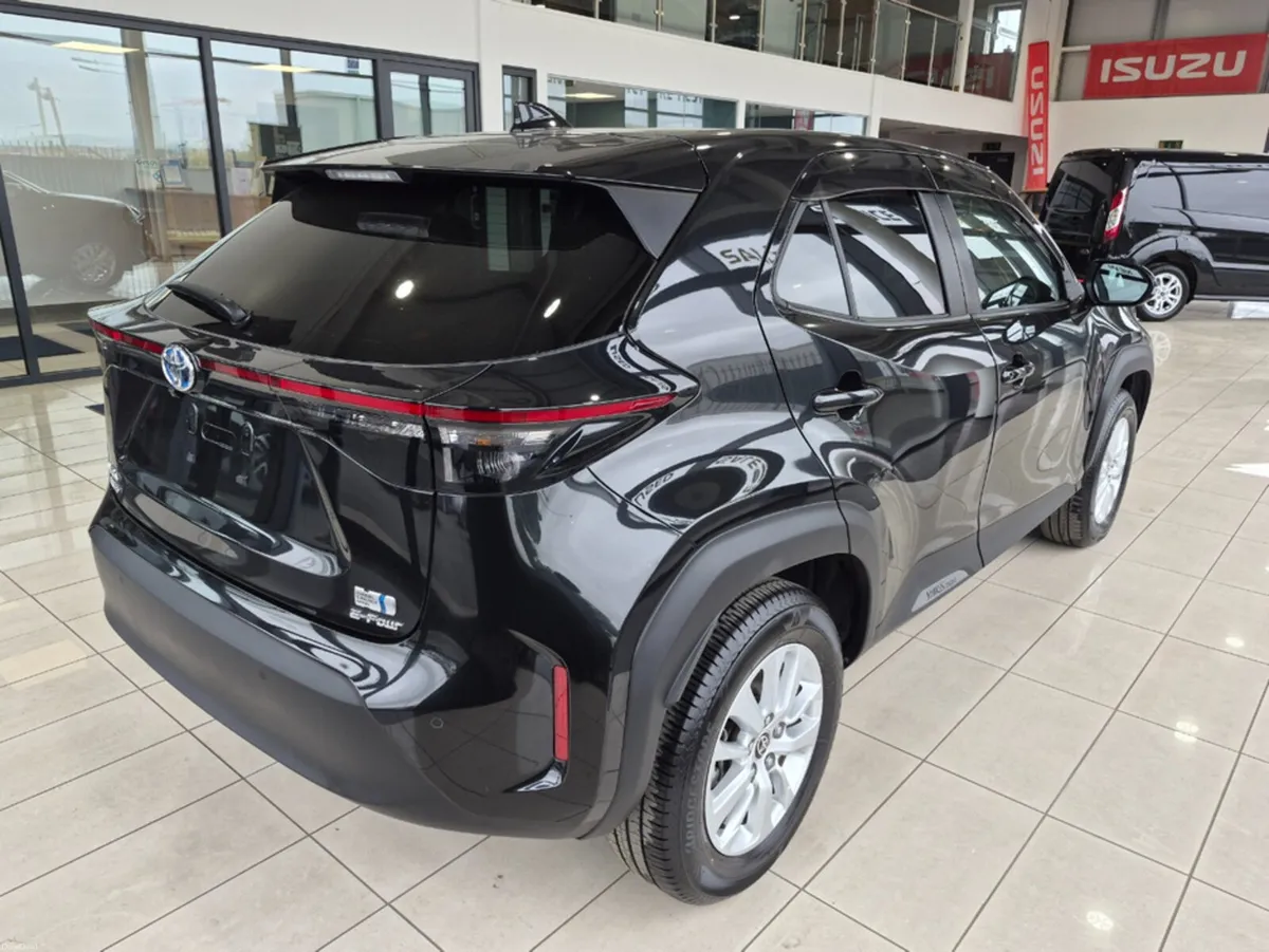 Toyota Yaris Cross E Hybrid 4X4 - Image 3