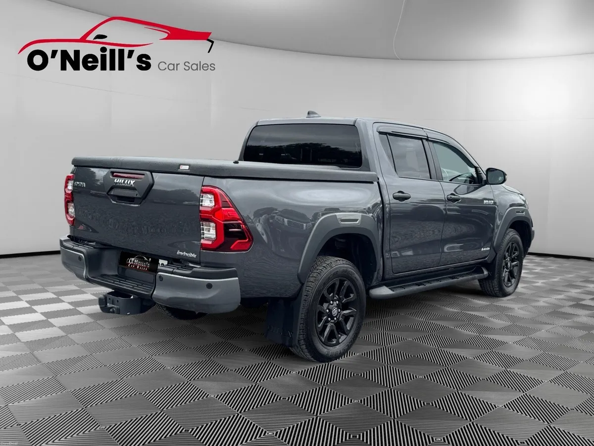 Toyota Hilux 2.8 MHEV INVINCIBLE 4DR Auto 252 #412 - Image 5