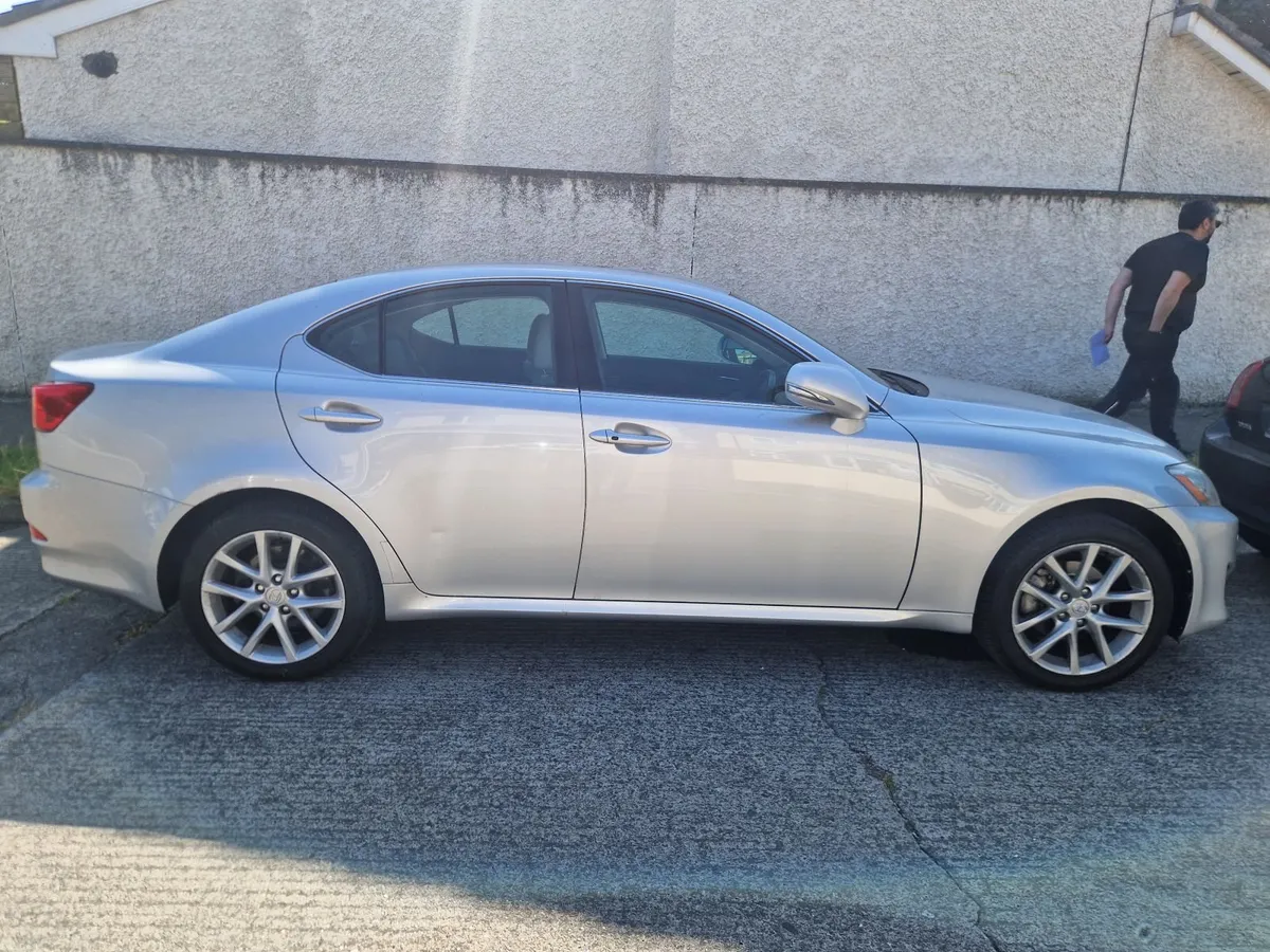 Lexus IS 2011 - Image 2