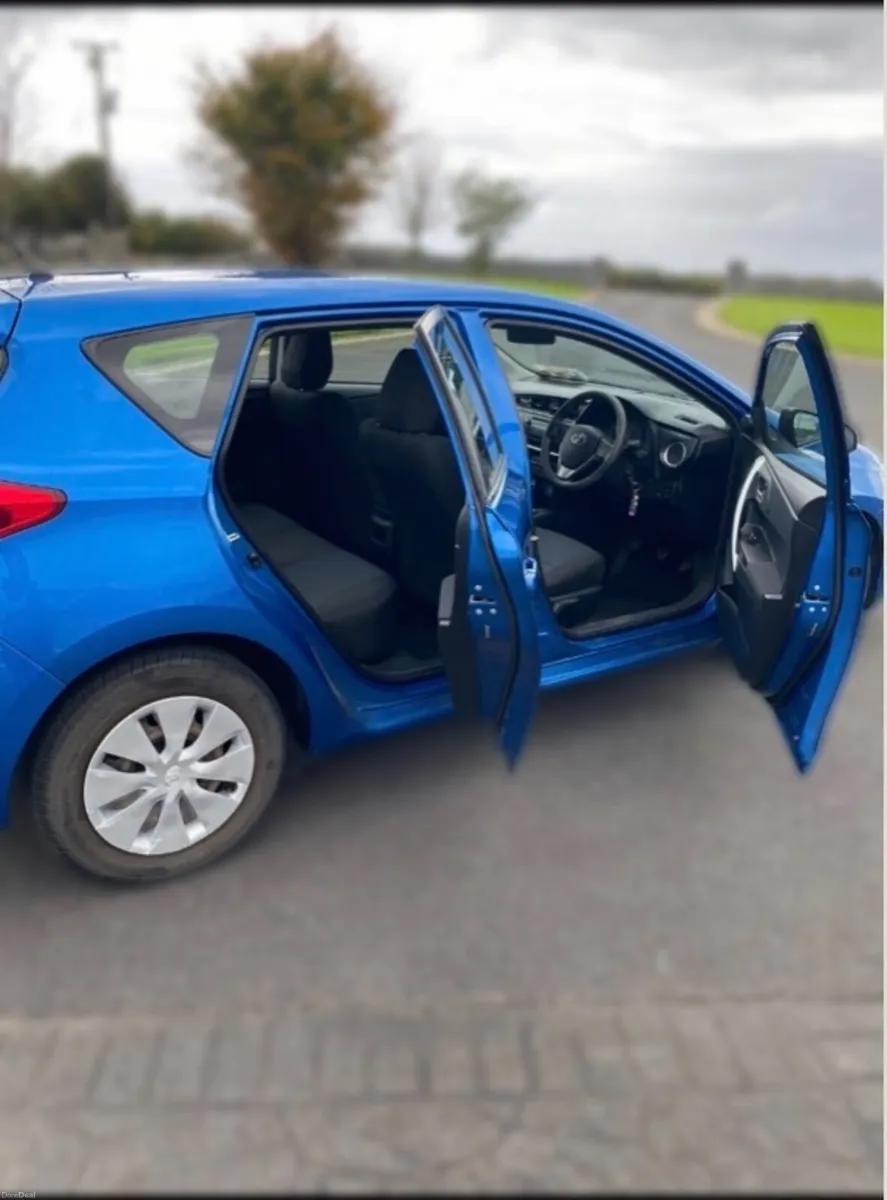 Toyota Auris 2013 - Image 2