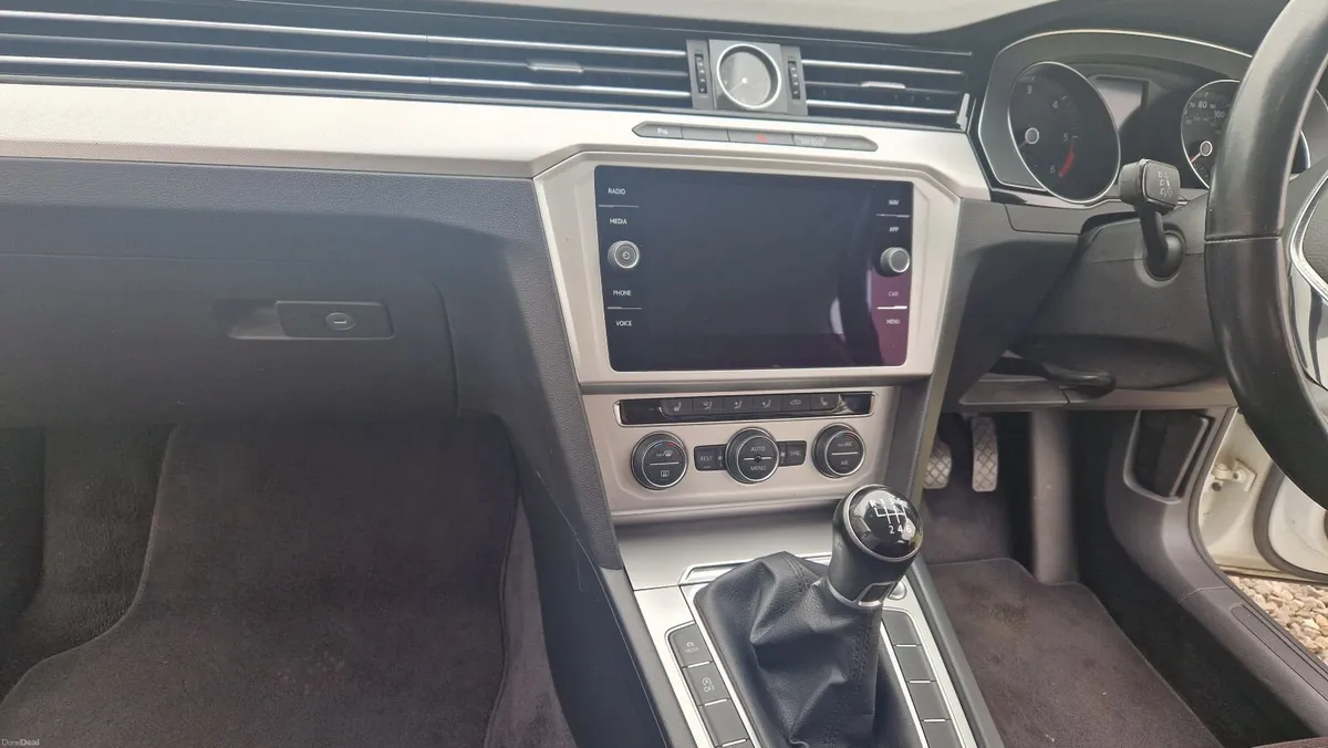 Volkswagen Passat 2018 - Image 5