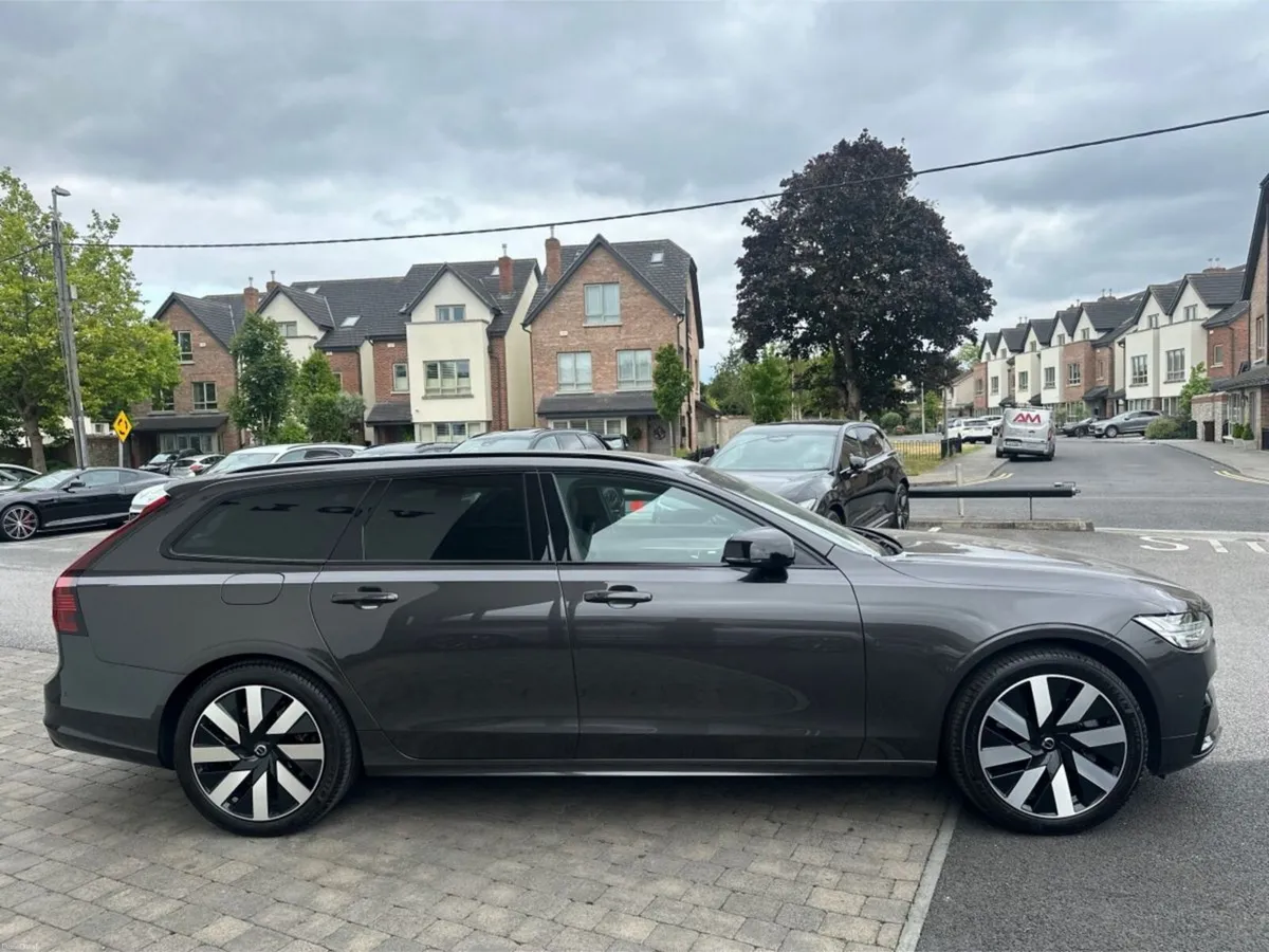Volvo V90 T6 Plus Dark Edition PHEV AWD - Image 4