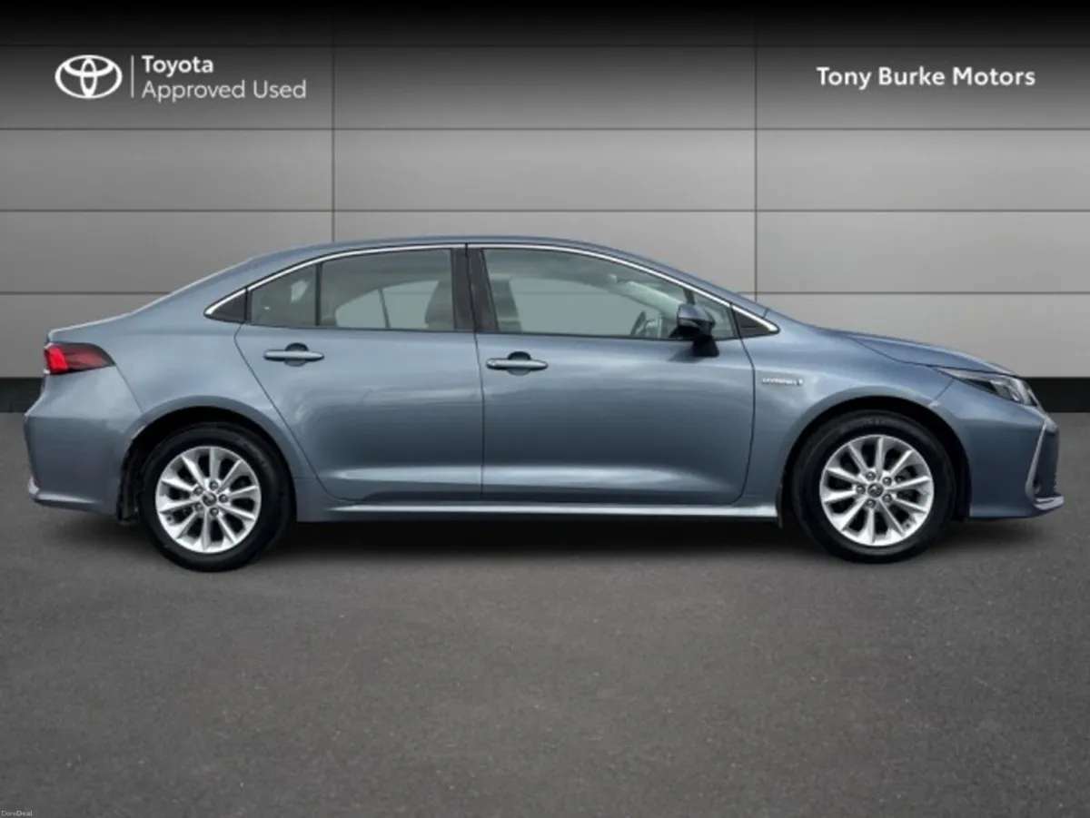 Toyota Corolla Saloon - Luna Edition - 1.8 Hybrid - Image 3