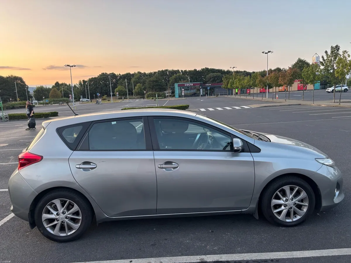 Toyota Auris 2014 | Wireless CarPlay | 6-speed | - Image 2