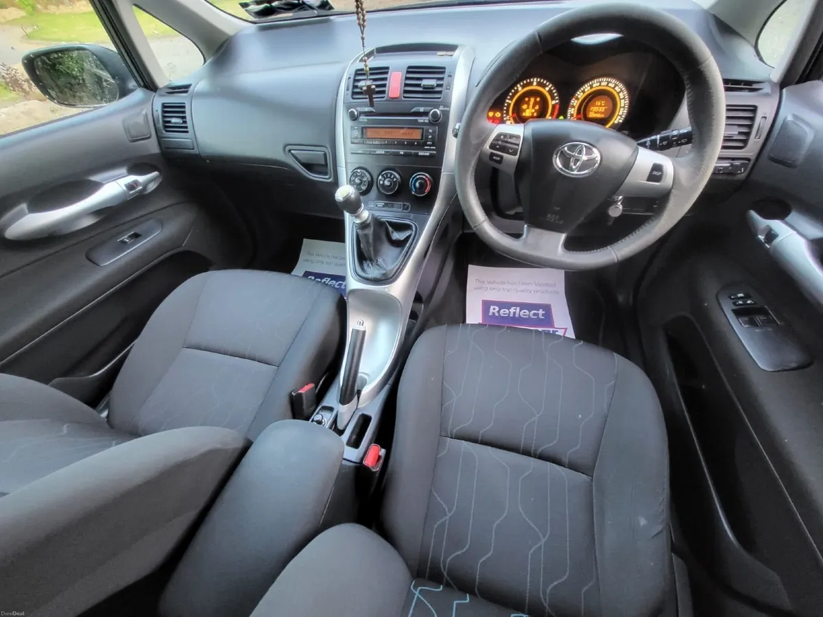 Toyota Auris 2011 - Image 2