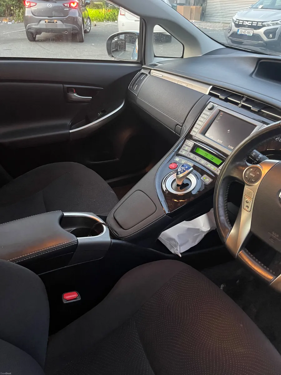 2014 Toyota Prius plug in hybrid - Image 4