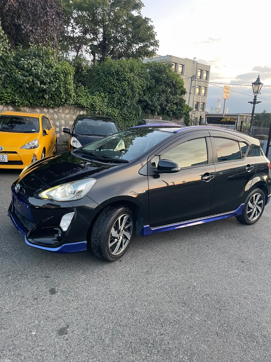 2015 Toyota Aqua hybrid (urban) - Image 3