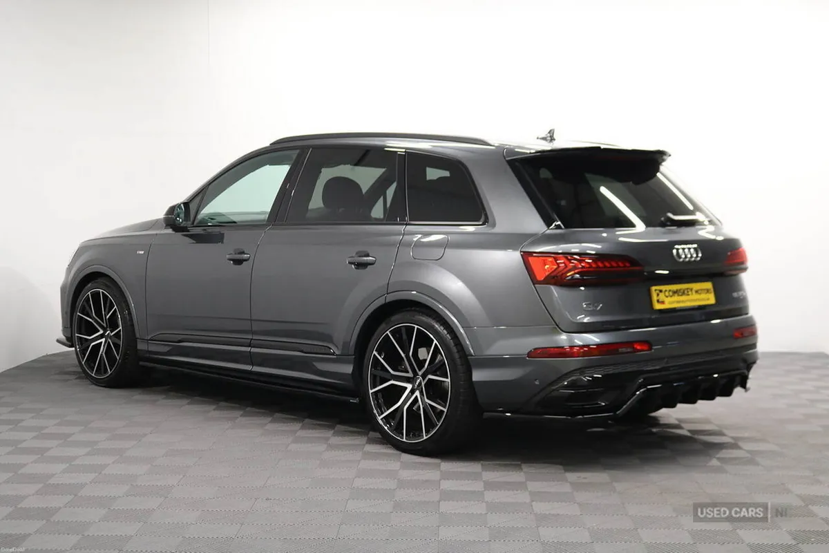 Audi Q7 TFSIe V6 Black Edition - Image 4