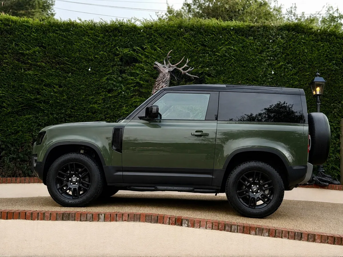 Land Rover Defender 2023 - Image 6