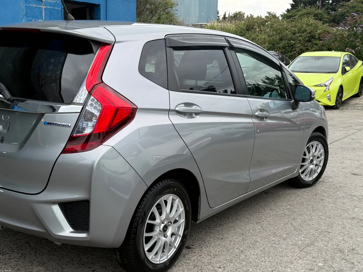 2014 Honda Fit Hybrid / L Spec/ Car play - Image 3