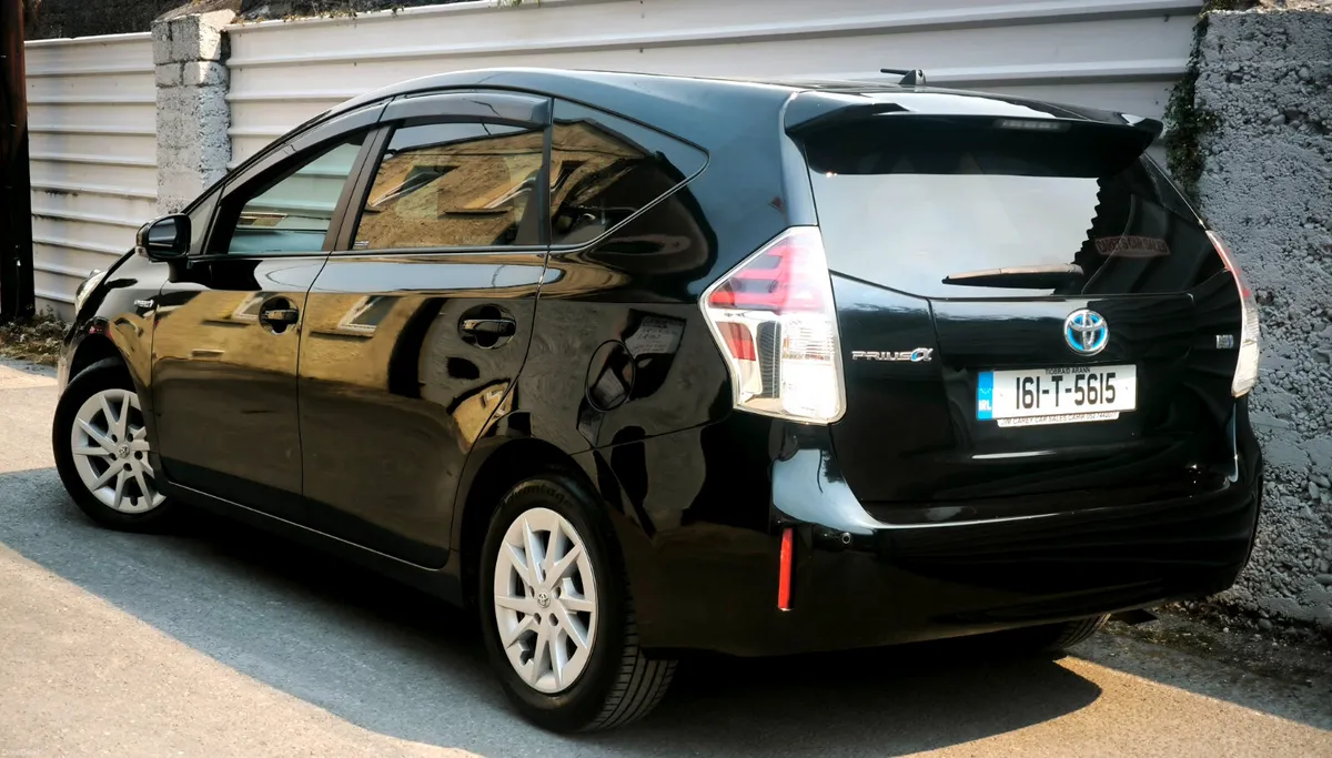 TOYOTA PRIUS 2016 7 SEATS HYBRID - Image 4