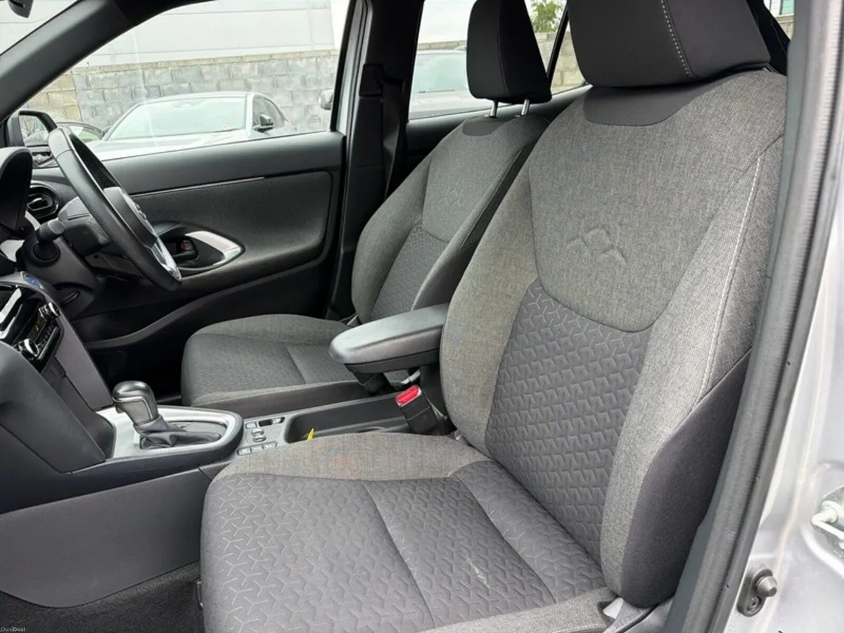 Toyota Yaris Cross LUNA SPORT // REAR CAMERA // SM - Image 6